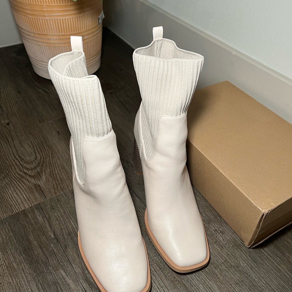 White Lulus Boot - Picture 4 of 7